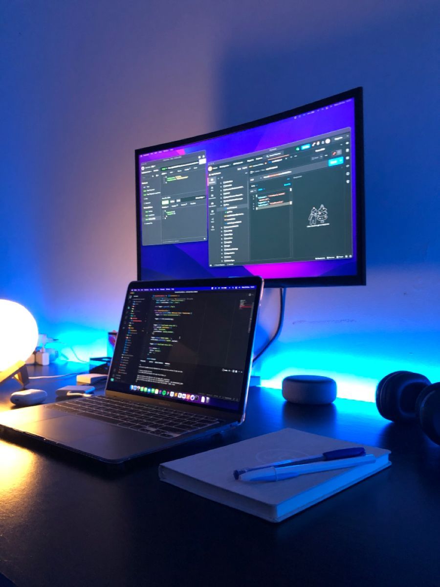 Notebook e tv para programação